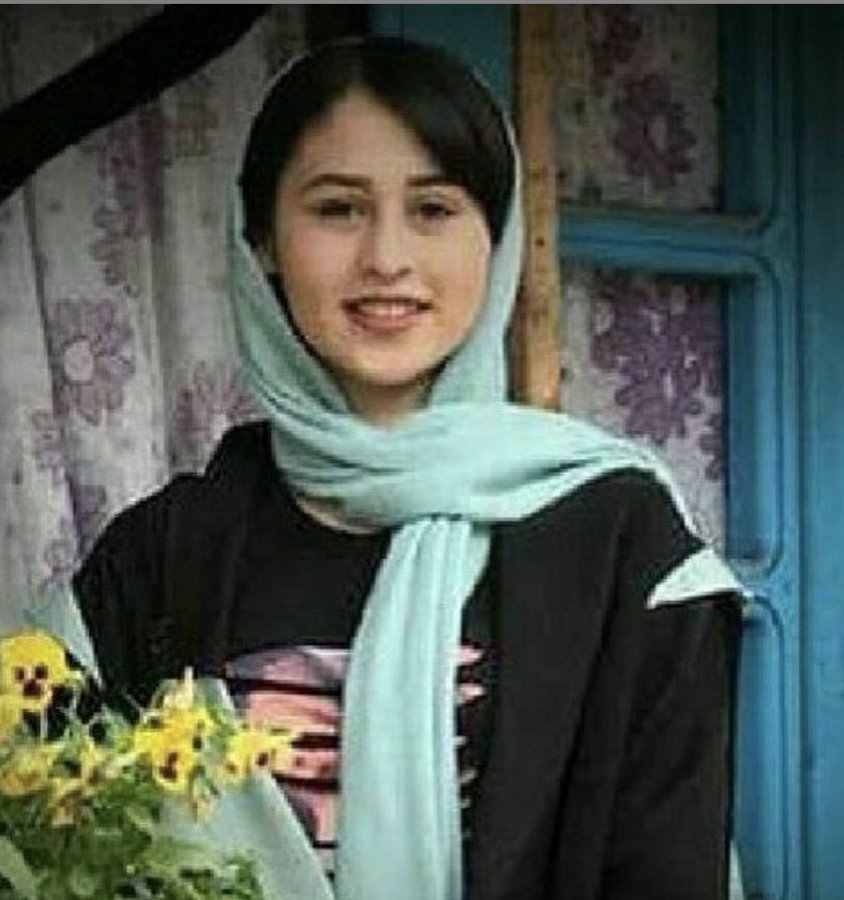 İranlı Rumina 13 yaşındaydı. 35 yaşında bir adam tarafından kandırıldı ve ona kaçtı. Yakalandılar ve gözaltına alındı.  Şeriat mahkemesi, Rumina'yı babasına teslim etti. Babası 25 Mayıs 2020 tarihinde, uykuda Rumina'nın boğazını kesti, onu öldürdü. Namus uğruna.