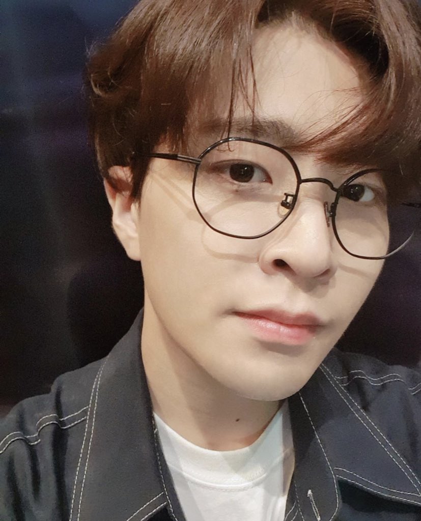 jaybeom7's tweet image. Admiro a las cuentas que actualizan o traducen al segundo que pedo que son robots ? 
(Foto de youngjae arte)