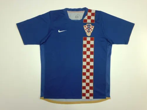 Fer_MLS on Twitter: "Del 2006 al 2007 Croacia utilizarían alternativa azul que presentaba un ajedrezado que solo se cortaba por el Además de tener puños dorados. Nota: