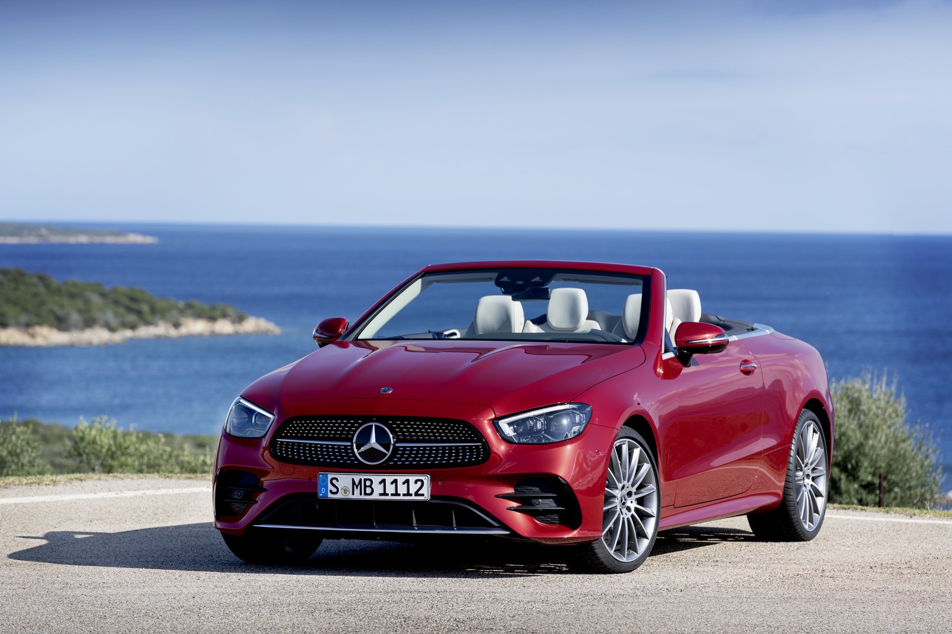 Cole Marzen Auf Twitter The 21 Mercedes Benz E Class Cabriolet Makes Its Debut With Fresh Styling Changes The Company S Latest Mbux Infotainment System And An Intelligent Steering Wheel With Capacitive Hands Off Detection Plus
