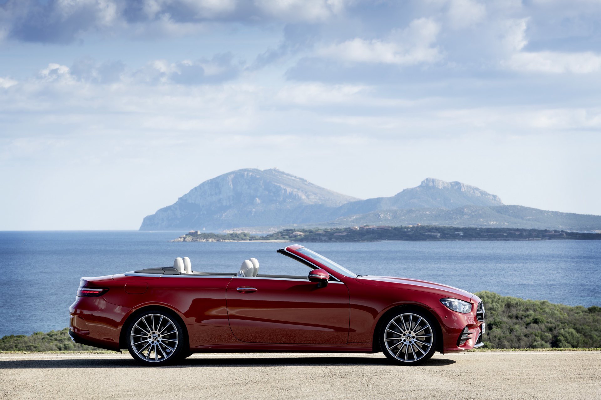 Cole Marzen Auf Twitter The 21 Mercedes Benz E Class Cabriolet Makes Its Debut With Fresh Styling Changes The Company S Latest Mbux Infotainment System And An Intelligent Steering Wheel With Capacitive Hands Off Detection Plus