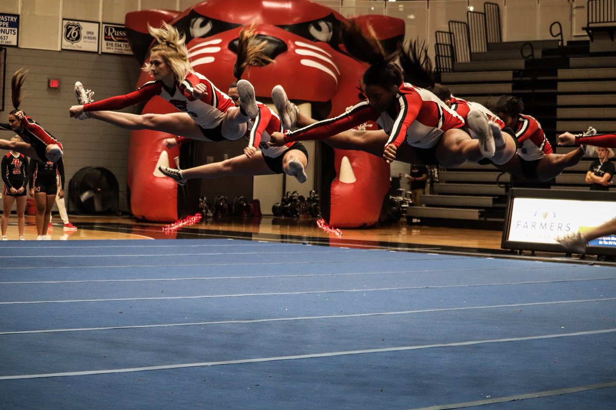 Cheer Photos

Check out four of the best photos from <a href="/DUCheerleading/">Davenport University Cheerleading</a>'s performance at Midnight Madness!

#DUingWork
