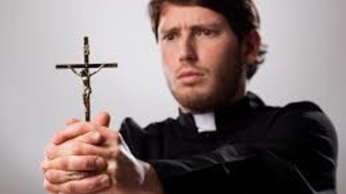 Какой священники отчитывает людей г орел шахово. Беседа со старцем. Бухой священник. Священник в церкви кто будет материться. Священник.