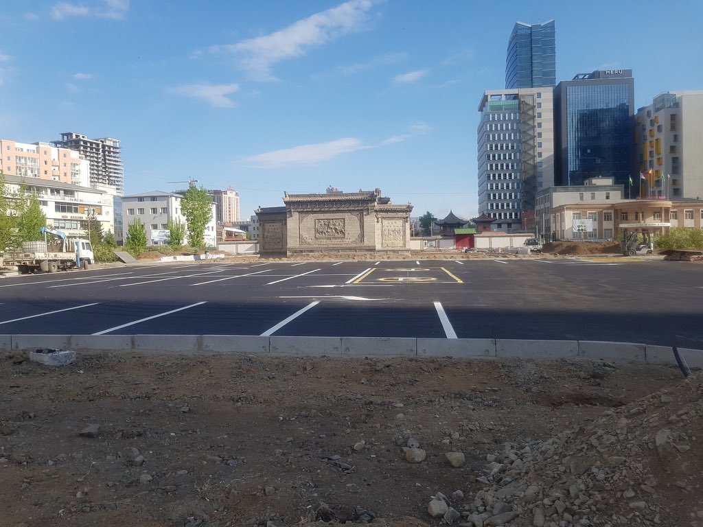 За Чойжин ламын музейн ЯМПАЙ хаалганы тайлбарыг хийе дээ. 
Хятадад ч ийм бүрэн бүтэн хаалга цөөхөн үлдсэн.
Бээжингийн хаалттай хот
Мүгдэнгийн Манжийн хааны ордонд бий.
Тэнд машин байтугай ойр тавиулахгүй.