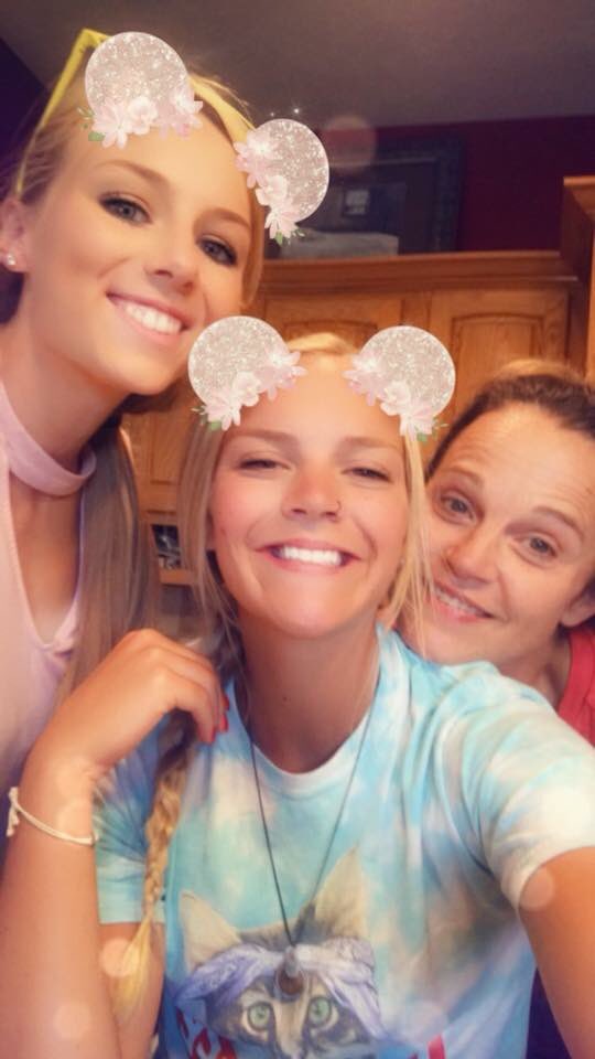 i_is_hannah's tweet photo. If you could say a prayer for the Beautiful lady on the right, she needs it right now. She is such an influence to me and is truly like another momma to me. I love you Momma T💓❤️ thank you everyone https://t.co/5rnUtumglK