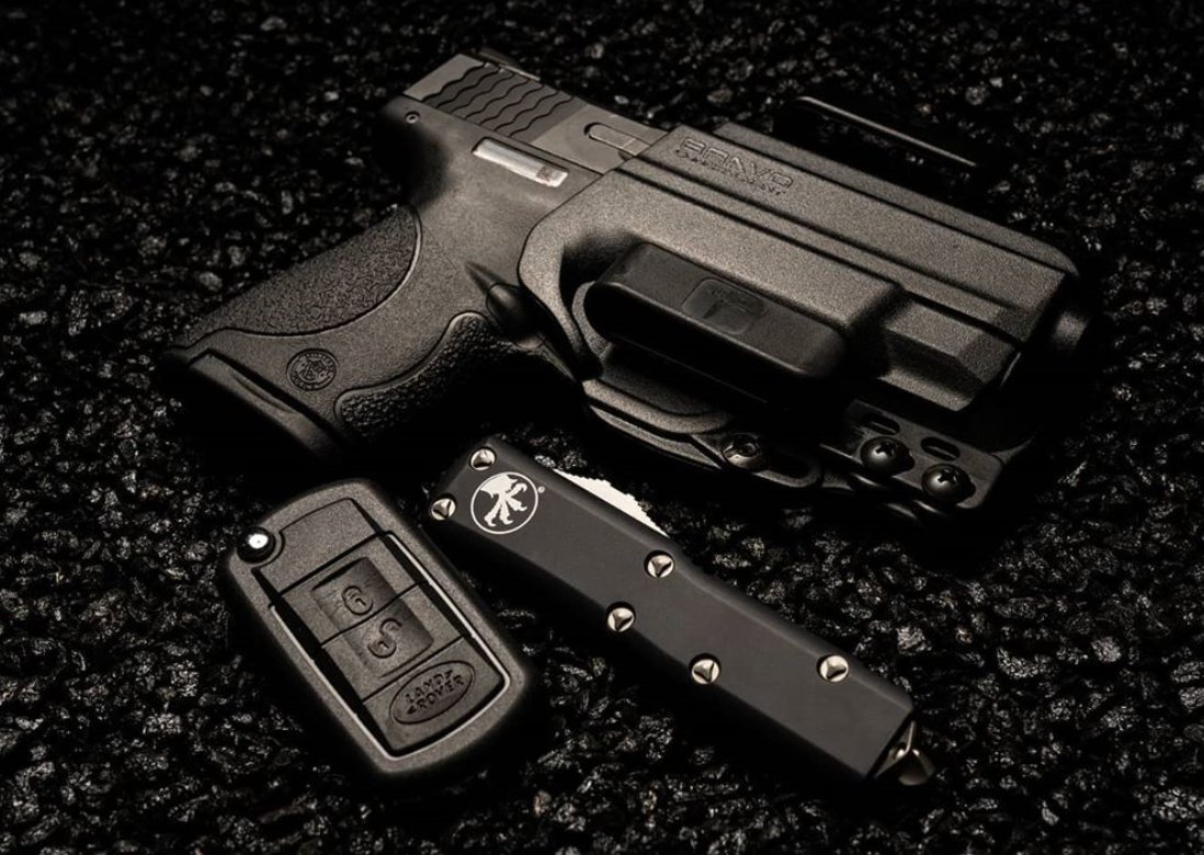 BravoHolsters's tweet photo. EDC.
Repost from @muzzleflashmedia
@smithandwessoninc Shield
@bravoconcealment IWB Holster
@microtechknives UTX
#smithandwessonshield #bravoconcealment #microtechknives #muzzleflashmedia #mfm #gunphotography #2A #thepewpewlife https://t.co/ErdzKeKJ80