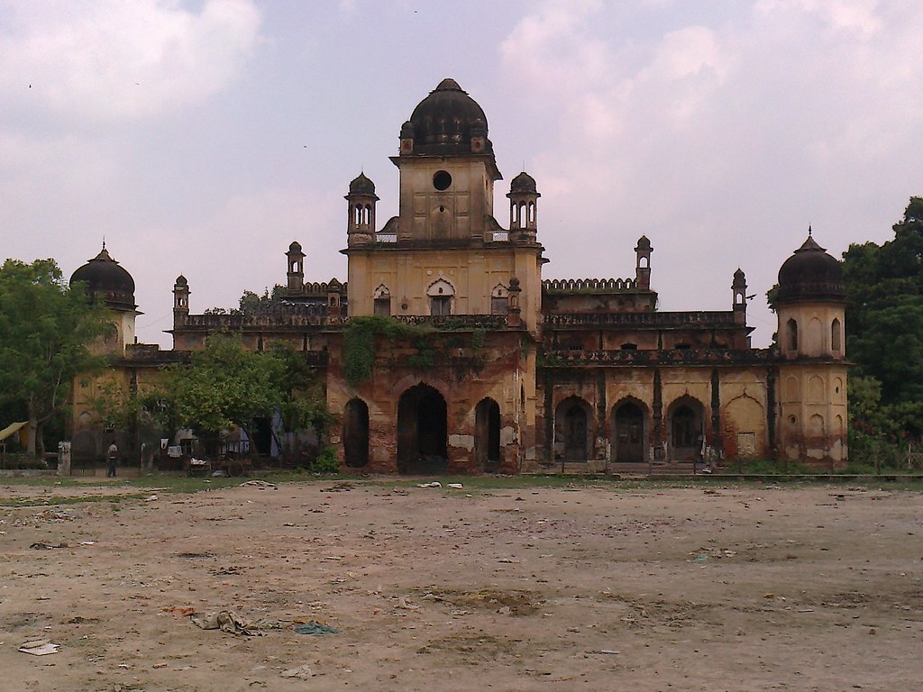  #Premchand was the 1st President of the All India Progressive Writers Association in  #Lucknow in 1936. The PWA was estab. in London (1935) by Sajjad Zaheer (& others) who took it to India. The first session at  #RifaEAam club, Lko was attended by several literary icons.