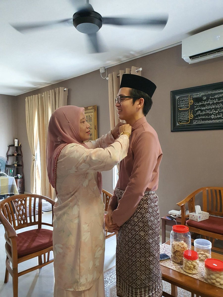 lul_who's tweet photo. Selamat Hari Raya, maaf zahir dan batin! #TEAMRAYAJB #SHRMZB https://t.co/sxyF5U5d31