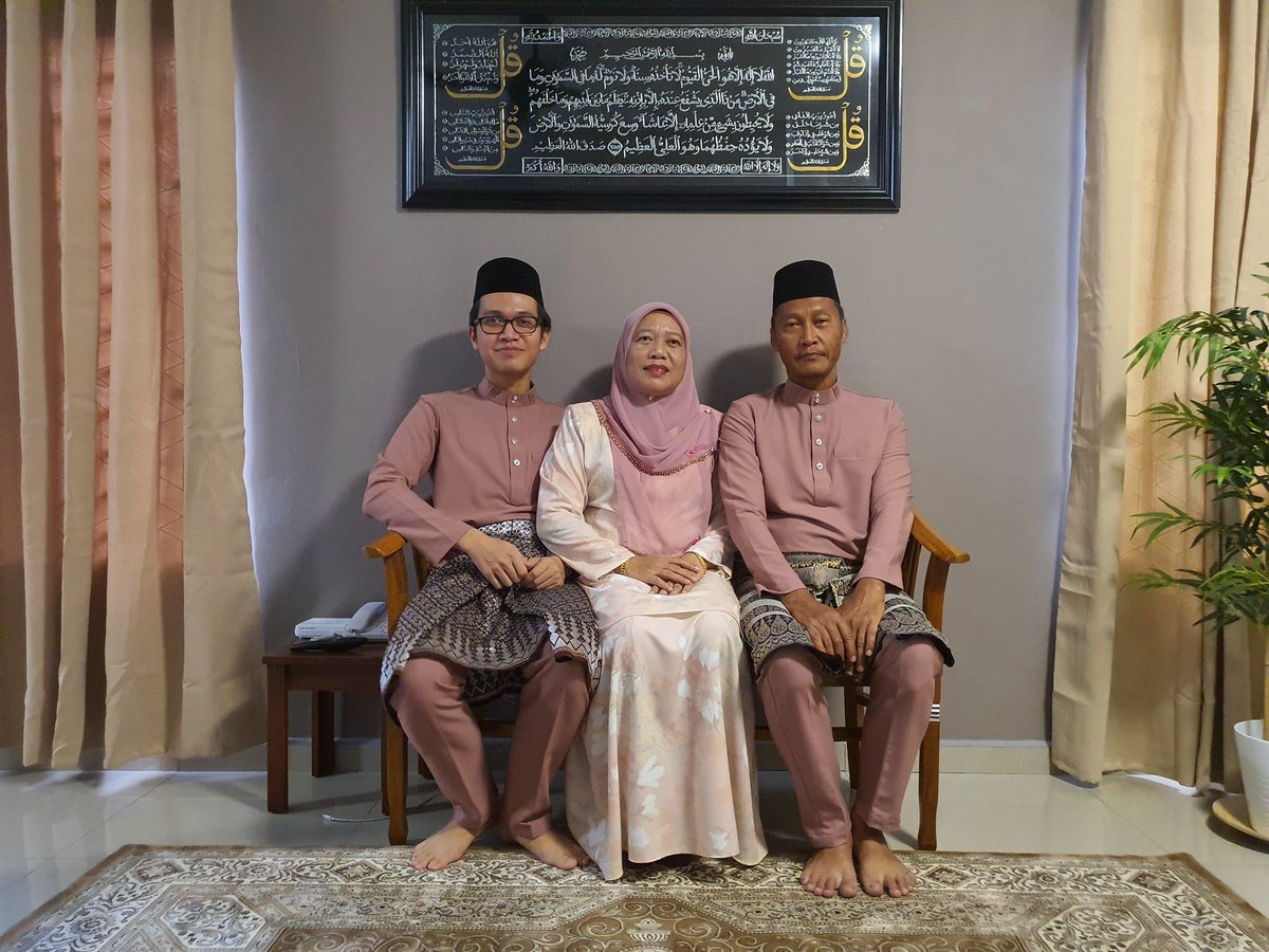 lul_who's tweet photo. Selamat Hari Raya, maaf zahir dan batin! #TEAMRAYAJB #SHRMZB https://t.co/sxyF5U5d31