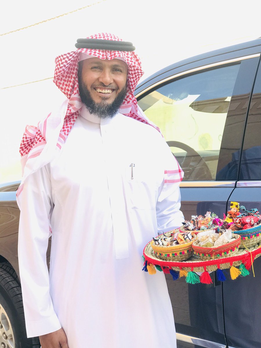 كل عام وأنتم بخير
تقبل الله طاعتكم. ❤️❤️
يالله كل واحد يأخذ حلاوة العيد
وحدة بس علشان يكفي الغالين❤️❤️