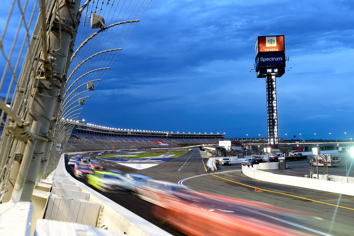 NASCAR's tweet photo. nyooooom https://t.co/LFsbU5ezh4