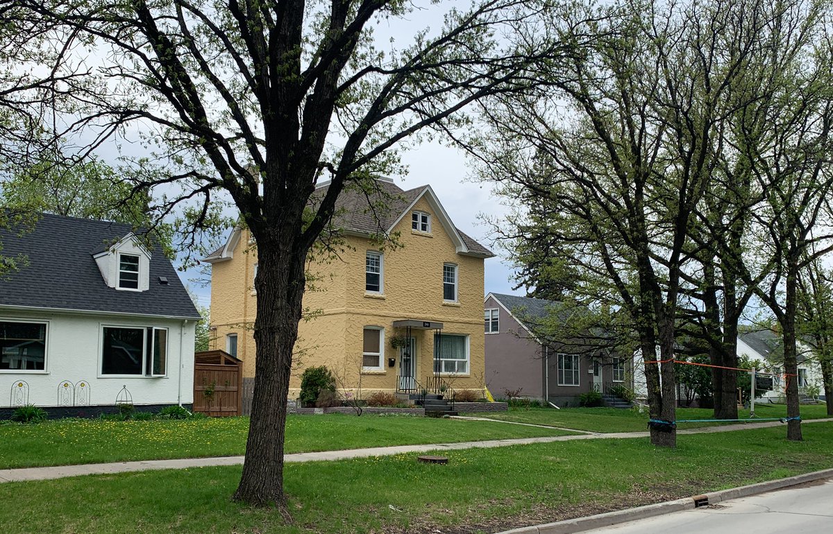 There’s a little known remnant of an important part of Winnipeg’s history still standing on Clare Avenue in the Riverview neighbourhood. This yellow house rising above its neighbours was once the superintendent’s building of River Park. The last standing piece of the park. 1/8