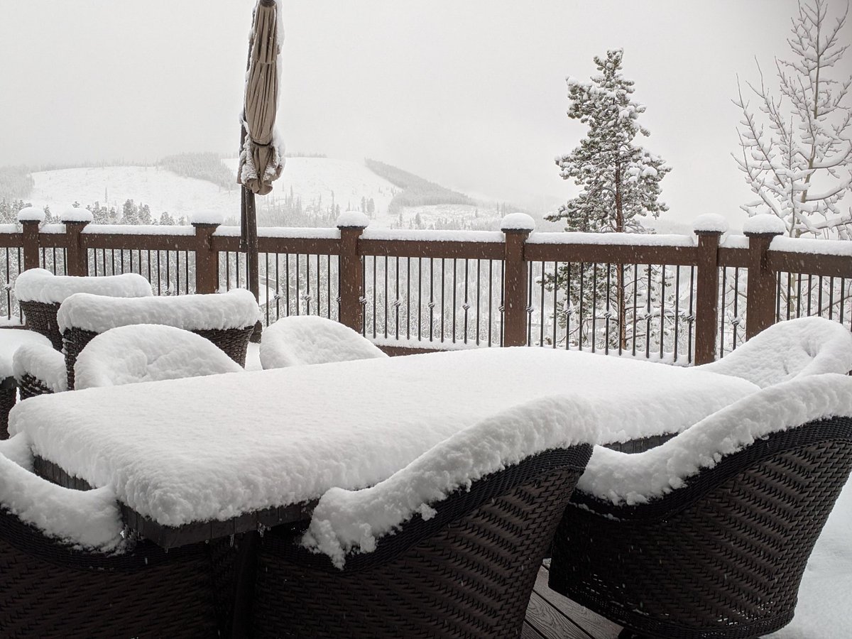 mtemplar's tweet photo. Still snowing.  :\ https://t.co/dsWA8rWp0g