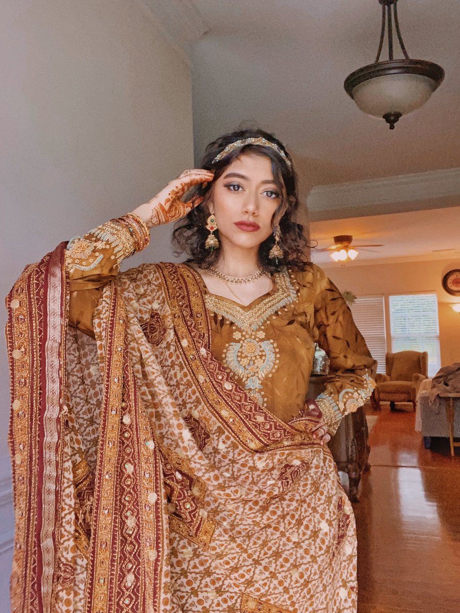 starbakhs's tweet photo. Ya fav punjabi kuri missed golden hour so she became golden hour #EidAlFitr #EidMubarak https://t.co/mR5JDnYj9X
