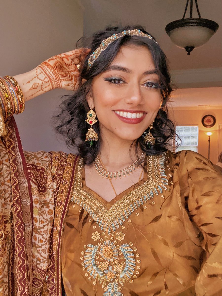 starbakhs's tweet photo. Ya fav punjabi kuri missed golden hour so she became golden hour #EidAlFitr #EidMubarak https://t.co/mR5JDnYj9X
