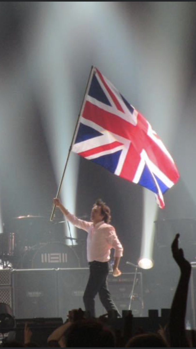 JeffdBrannon's tweet photo. Hard to believe this was 5 years ago tonight. #OutThereTour #London @PaulMcCartney @brianrayguitar @rustyanderson1 @ogabejr @TheO2 https://t.co/UXPaITGddt
