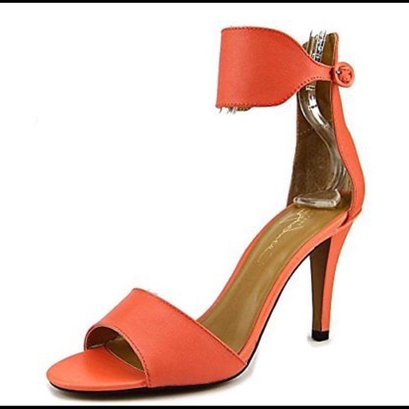 RerunwayB's tweet photo. So good I had to share! Check out all the items I'm loving on @Poshmarkapp from @thebougieclub #poshmark #fashion #style #shopmycloset #valentinogaravani #gianvitorossi #reportsignature: https://t.co/ubA3C61LSq https://t.co/2vdtCCysmC
