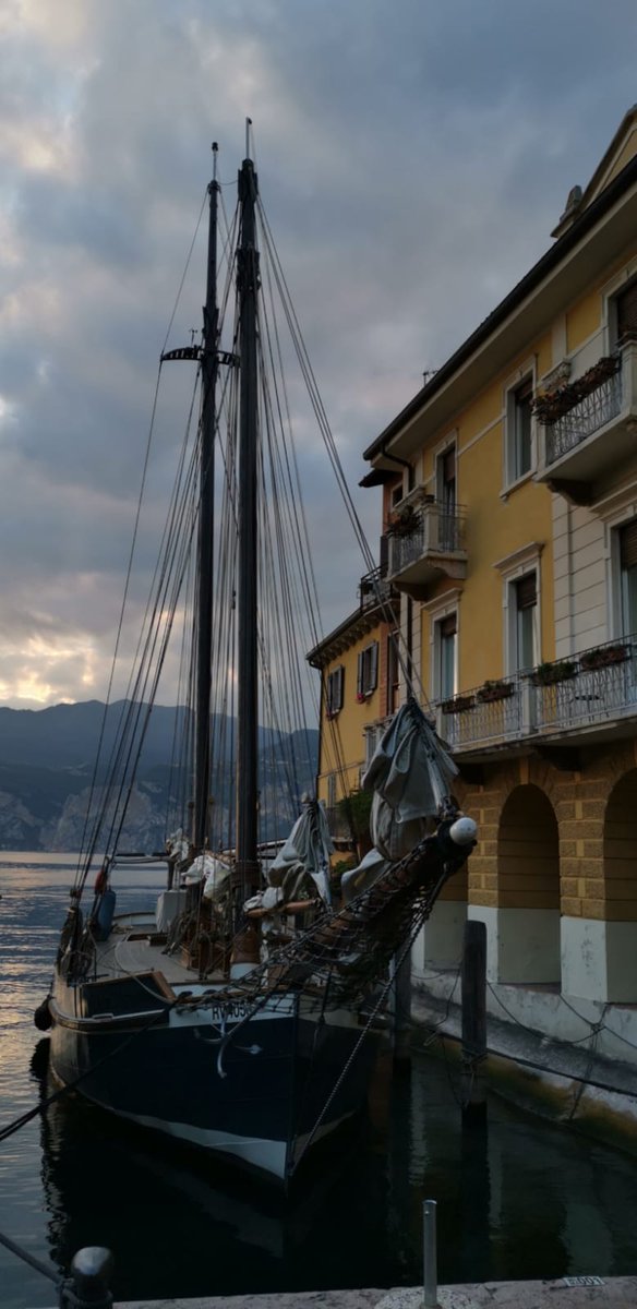 aymanalsefri's tweet photo. @Tra_Tic #lakegarada Italy https://t.co/qJ2RTBhX51