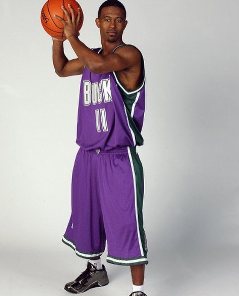 Former NBA player TJ Ford explains origin of absurdly baggy shorts in viral  rookie photo shoot with Bucks 