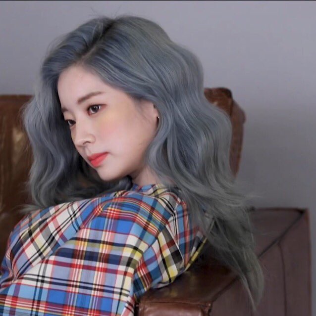 kim dahyun,-EXTROVERT -sunshine of the friend group but could be melancholic inside -listens lana del rey but bops their asses -loves to have spotlight on -gets stagnant when she has a crush -doesn’t care about grades but somehow gets B/B+ easily-wishes to travel more