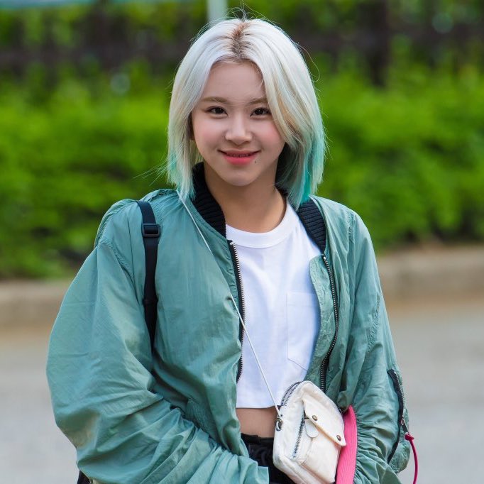 son chaeyoung,-even eats her lunch at the music class-such an art hoe-has/had an emo friend group-feels depressed when she’s not around her friends-probably has crush on a senior -has TASTE-great sense of humor -loves walking in the rain