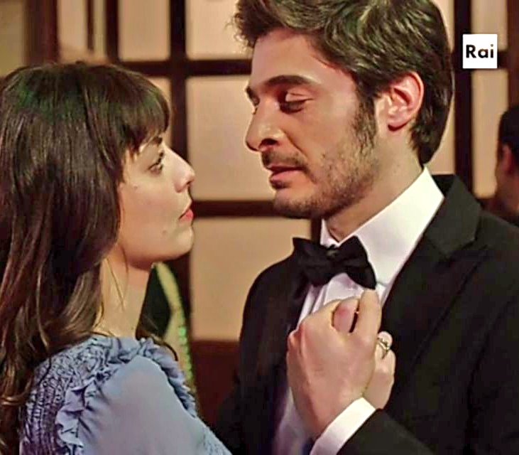 franccyilaria's tweet photo. Compare in smoking per farci morire.

Ultime scene in smoking per farsi ricordare. 

Elegante per presentarsi, elegante per salutare.

Grazie Claudio, apprezzo. È segno di rispetto non presentarsi in déshabbillé.
#LAllieva2 https://t.co/4RcnqjuhNH