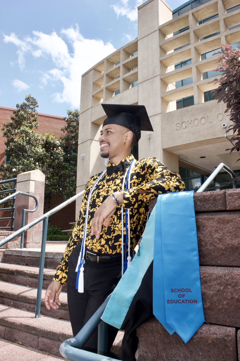 Coach_DaniKP's tweet image. 3 things I’ll always be: ⁣⁣

⁣1️⃣ Black ⁣⁣
2️⃣ Gay⁣⁣
3️⃣ Educated ⁣⁣
⁣⁣
As always, REPRESENTATION matters... ✊🏽🏳️‍🌈🎓

#TwoMasters #OnePerfectGPA 

I just want to change the world. ❤️

⁣⁣