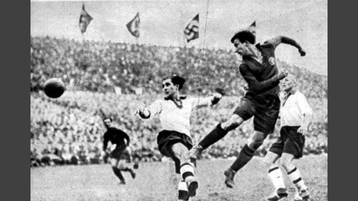 El delantero del #Oviedo #IsidroLangara silenciando a los 73. 000 espectadores que abarrotaban el Estadio de Colonia. 

La República Española vencía 1 - 2 a la Alemania Nazi de Adolf Hitler.
