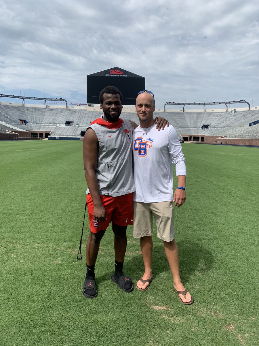 MichaelSStarkey's tweet photo. Always good to see @Lakia_henry_4!! I love you and I’m always only 1 phone call away. #LBJC #HottyToddy https://t.co/u1egd3A0Si