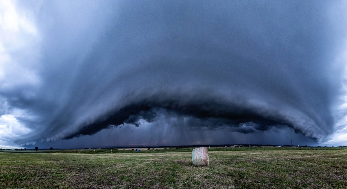 Chasseur_Orages's tweet photo. Orage avec un bel arcus hier soir au dessus de Nancy, photographié depuis Azelot. 
#orage #meteo54 #nancy #grandnancy @KeraunosObs @infoclimat @LEstRepNancy @Nancy_Presse @VilledeNancy https://t.co/8Bs8lsXdxu