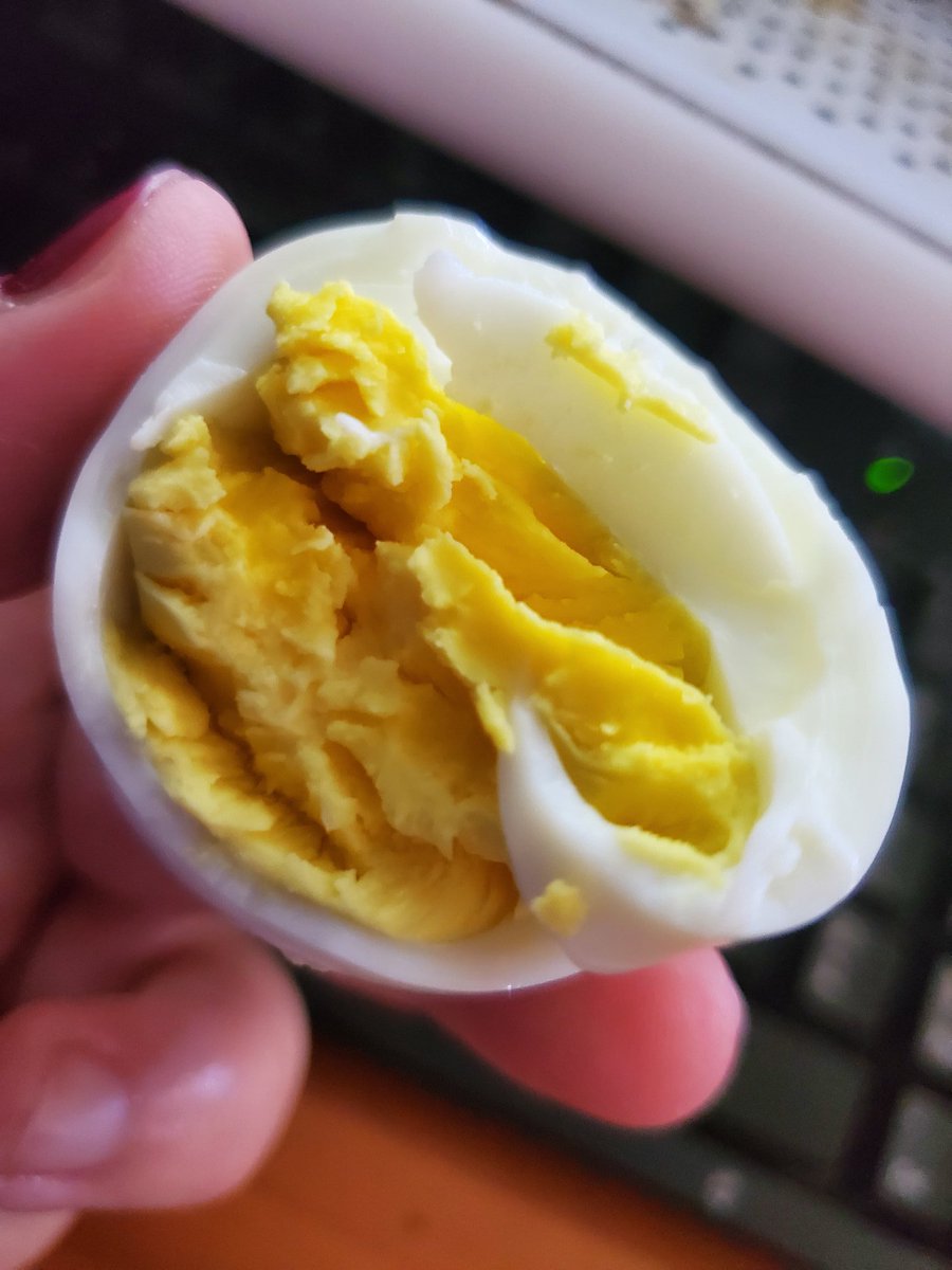 Salgexicon's tweet photo. If you have a rice cooker that has a steamer basket let me tell you. Steaming eggs in them for 20 minutes makes them perfect #perfectegg https://t.co/oVekg66gbZ