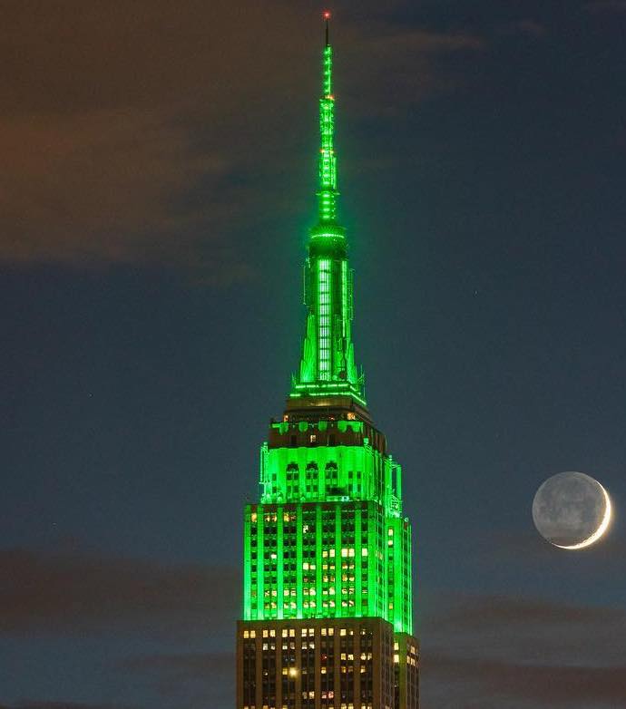 EmpireStateBldg's tweet photo. Celebrating Eid al-Fitr with an all-green heartbeat this evening! 💚

📷: chiragupreti/IG https://t.co/bZ781nRR6A