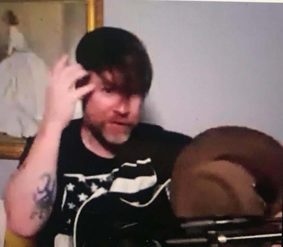 NyCArole426's tweet photo. Lil Devil 🎩🙃 @danarockin4life asked David to show us his hair .. @dconevermind captured this #SAWEET & #BEAUTIFUL #Obliging moment! Someone also asked him if he was wearing #pantz .. I do believe he blushed and replied #ofcourse I’m wearing pantz !! 😂🙃@thedavidcook 🎩❤️🎵 https://t.co/LR4Pj1oXty