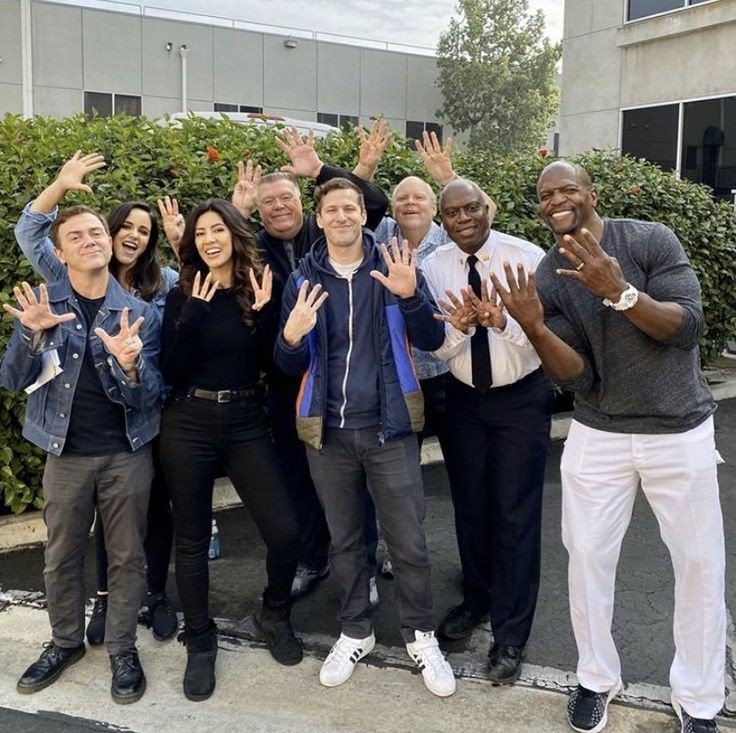 if the cast of brooklyn 99 were kpop fans — a thread.