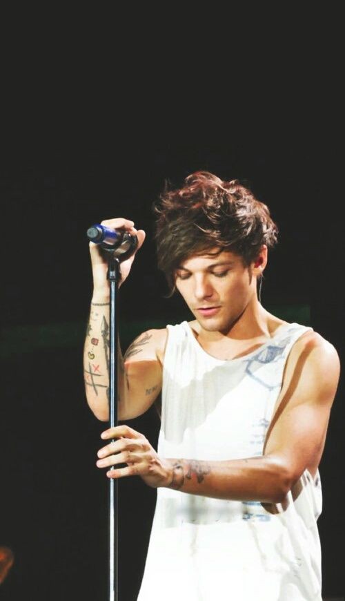 louis tomlinson wearing muscle; (a VERY necessary thread)
