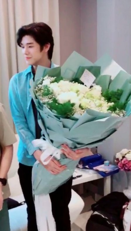 ⚘ thread of jimmy holding flowers ⚘