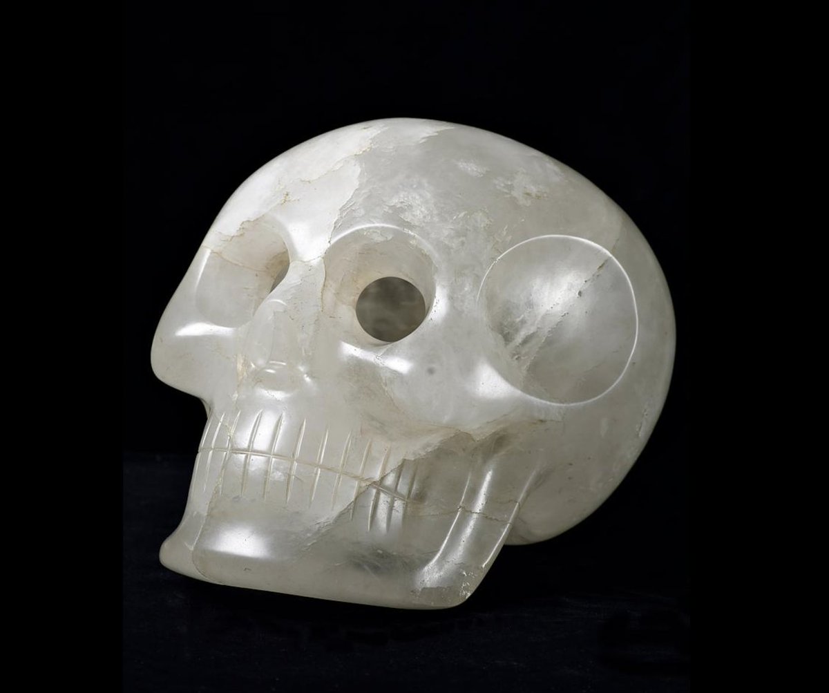 (3/4) In Washington, DC: The  @smithsonian's crystal skull reportedly "arrived in the mail with an unsigned letter in 1992, stating that it was purchased in Mexico in 1960 and was Aztec." It's understood now, as with the London and Paris examples, to be a fake.  #MuseumsUnlocked