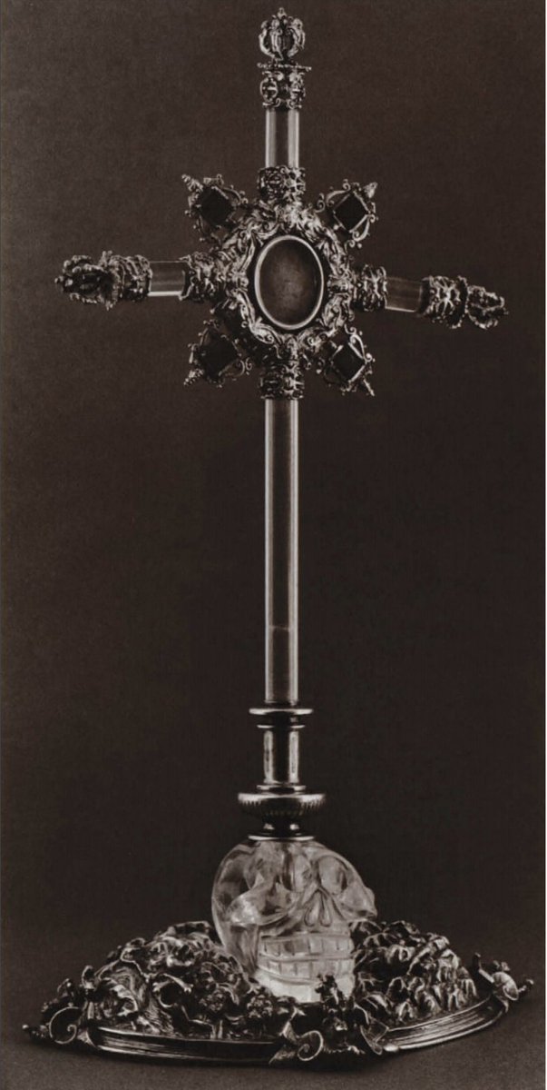 (4/4) But here's what is generally understood to be a smaller 16th-century Aztec crystal skull incorporated into a later 17th-century reliquary cross—seen here in the publication of a 1971 Met exhibition from the private collection of the Redo family, Mexico City  #MuseumsUnlocked