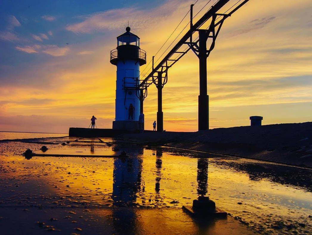 PureMichigan's tweet photo. From shining, golden hues to vibrant pinks & purples, a #GreatLakes sunset is a treasure of #PureMichigan. For #SunsetSunday, reply with a photo of a recent or favorite Pure Michigan sunset!
๐ธ: Instagram fan abeardedshooter #PureMichigan #stjoemi #WestMichigan @WestMichTourist https://t.co/SNmA44A9cp