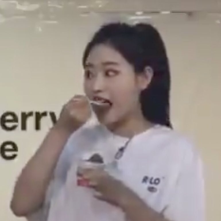 nyaeongie's tweet photo. wait https://t.co/hNfiuZoK5X