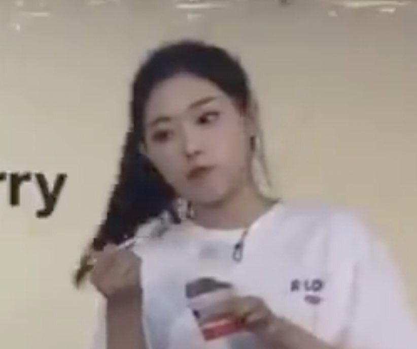 nyaeongie's tweet photo. wait https://t.co/hNfiuZoK5X