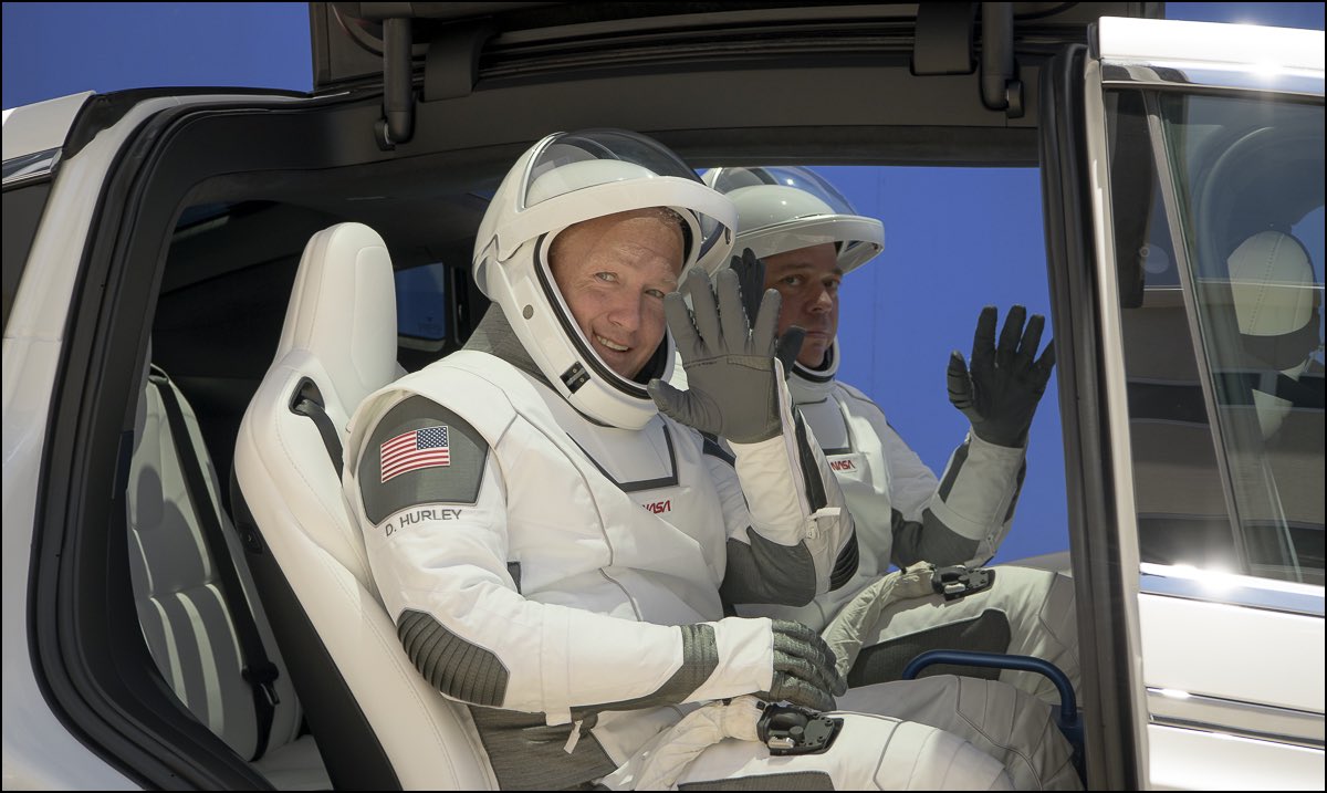 Los tripulantes llevarán la indumentaria de SpaceX (el traje espacial más fachero jamás creado).