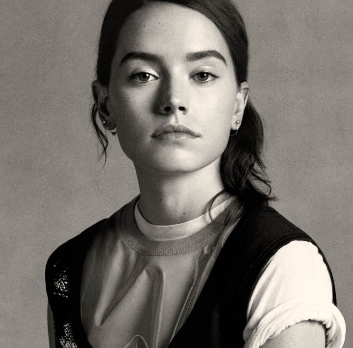 Thread of Daisy Ridley but she grows older as you keep scrolling