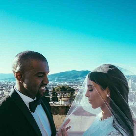 Hoy #KimKardashian y #KanyeWest cumplen 6 años de casados 👰🏻🎩 Revive la increíble ceremonia y fiesta realizada en Florencia, Italia. #TuRitmo 
.
📸: Nabi Elderkin