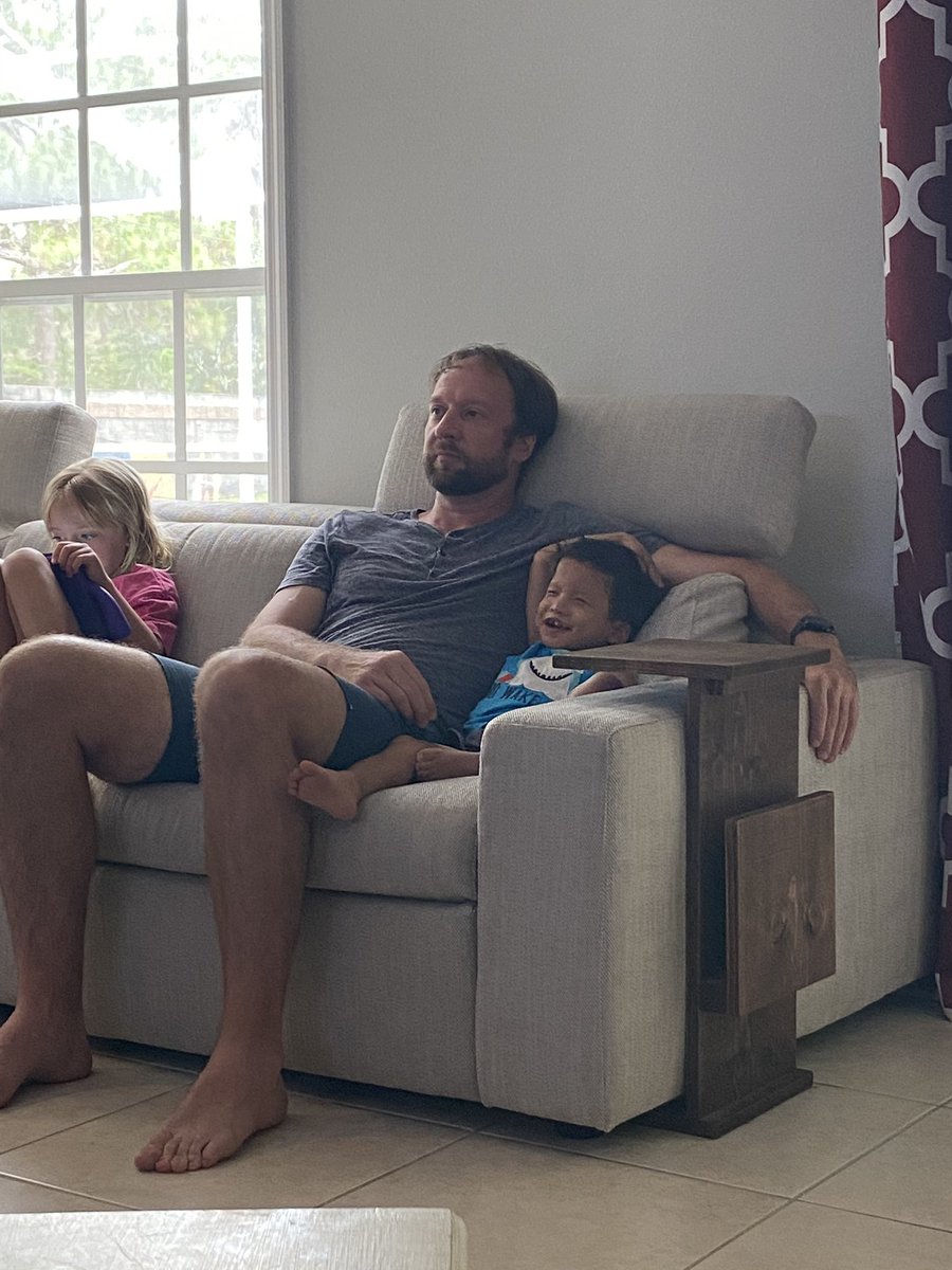This kid and his megawatt smile is loving watching <a href="/TomBrady/">Tom Brady</a> <a href="/TigerWoods/">Tiger Woods</a> Peyton Manning and <a href="/PhilMickelson/">Phil Mickelson</a> play #TheMatch. ❤️