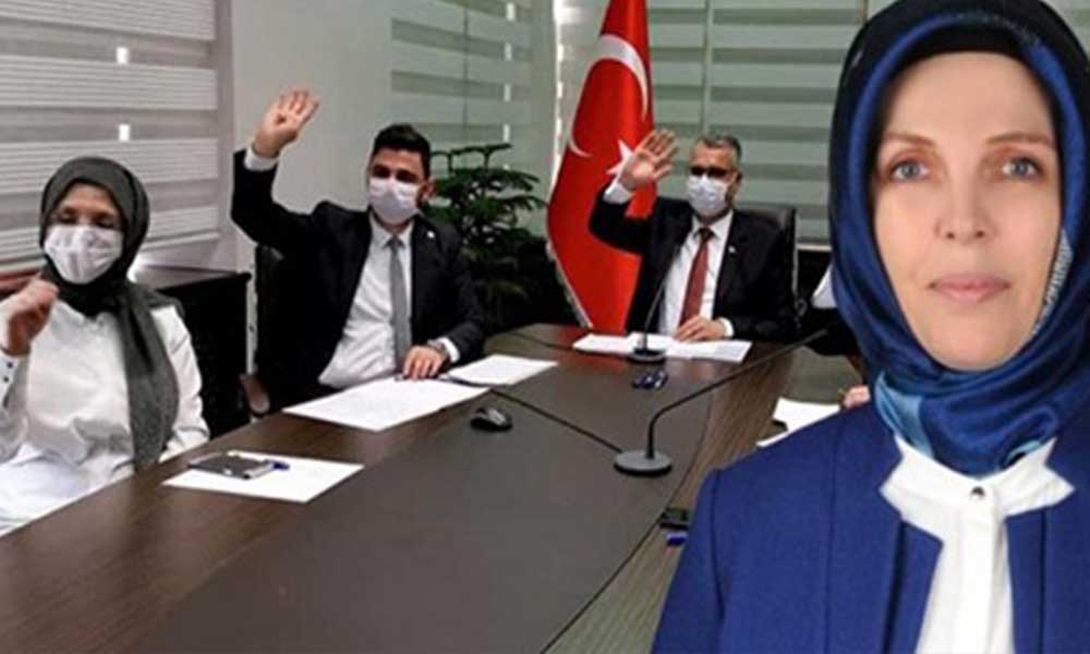 Erdoğan’a söylediği “Allah çocuklarımın ömründen alsın size versin” sözleri nedeniyle tepki çeken AKP’li Meryem Demir‘in Çorum Belediyesi'nde torpille işe alımlarda referans olduğu, kardeşini belediyede işe aldırdığı ve konuyla ilgili suç duyurusu yapıldığı ortaya çıktı.