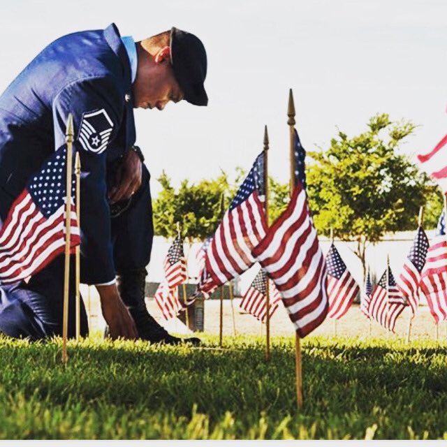 StephanieBGreat's tweet photo. Moment of Silence the DAY BEFORE Memorial Day to humbling remember why we grill burgers, drink beer and have a long weekend: dead and enlisted women and men. Ultimate sacrifice for us to bitch, fight &amp; complain about whatever our entitled ass thinks is more important than death. https://t.co/kCxuyUYWSQ