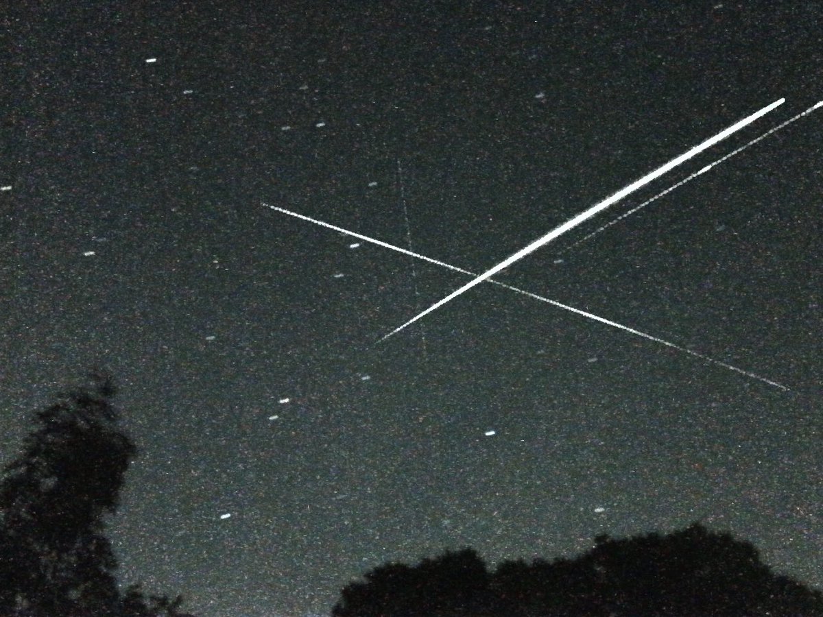 jonnerssearle's tweet photo. @VirtualAstro ISS followed by HTV-9, with another satellite crossing their paths seen in Sunningdale. Thanks for the alerts @VirtualAstro. So glad I discovered your Twitter feed. https://t.co/CjvPBiN96x