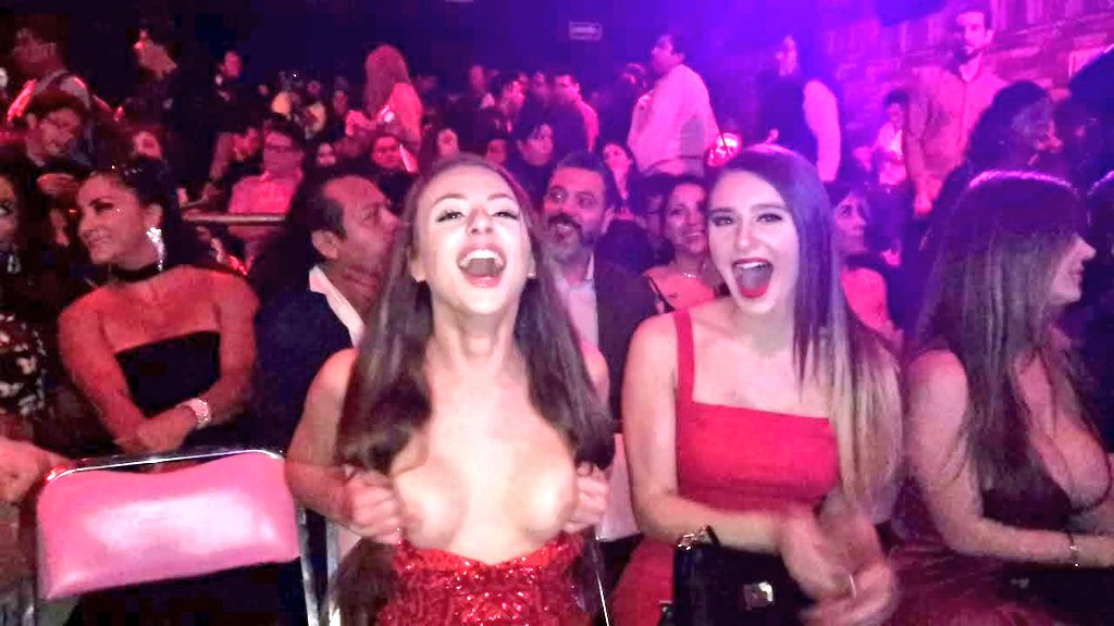 La directiva está distraída así que les tengo una sorpresa.

Si este twitt llega a 300rts subo un Video de lo más rico que paso en #ExpoSexo2020 inedito!

Listos?