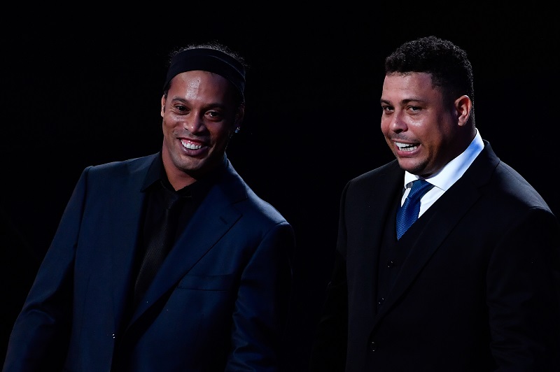 Journaliste "Qui était le meilleur?"

Ronaldo "Ronaldinho était meilleur que moi. Avec ses gestes,il rendait fou les adversaires et te faisait tomber amoureux du foot"

Ronaldinho "Non, Ronaldo était meilleur que moi. Il jouait avec un seul genou et personne ne pouvait l'arrêter"